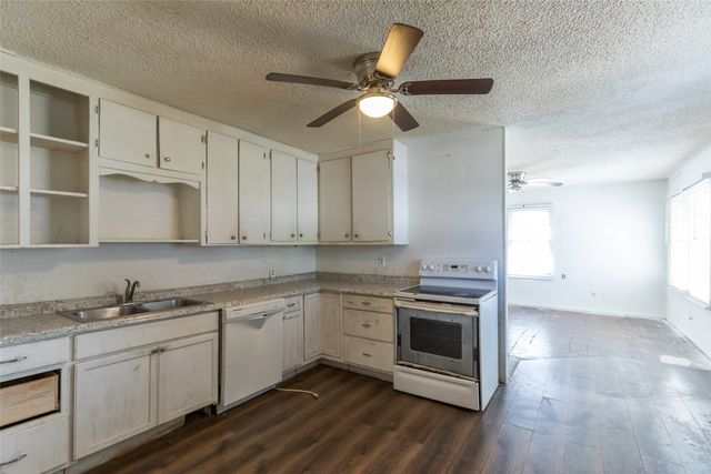 509 Scott Street, Tye, TX 79563