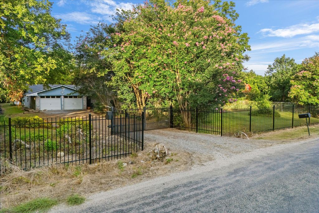 945 Batchler Road, Red Oak, TX 75154