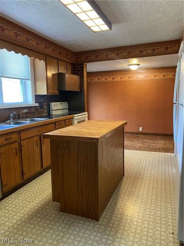 1023 Applegrove Street NW, North Canton, OH 44720