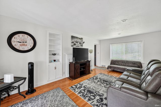 3320 Oakcrest Drive, South Bend, IN 46615