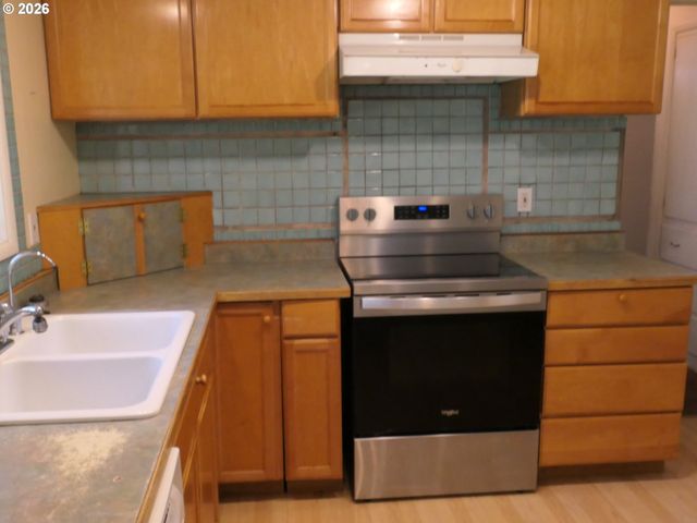1805 HEMLOCK St, Eugene, OR 97404