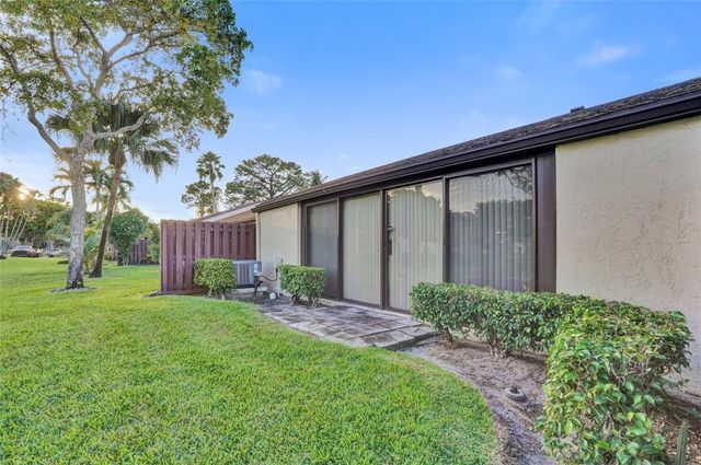 633 Sea Pine Way H, Green Acres, FL 33415