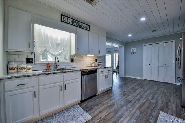 12034 Southview Cir, Moundville, AL 35474