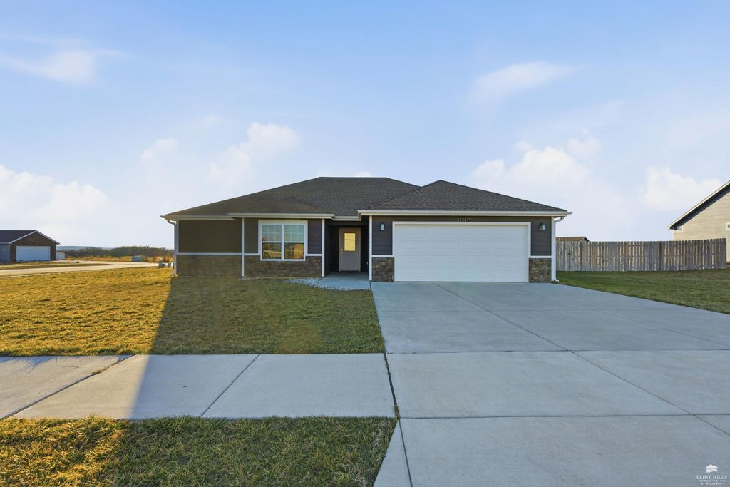 4374 Glen View Drive, Manhattan, KS 66502