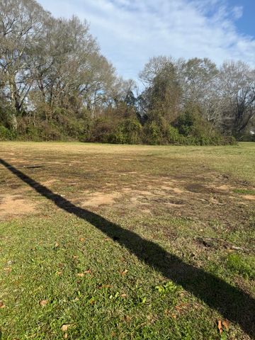 815 Country Club Rd., Hattiesburg, MS 39401