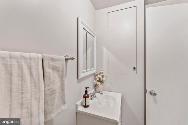 4863 COVE RD, Fairfax, VA 22032
