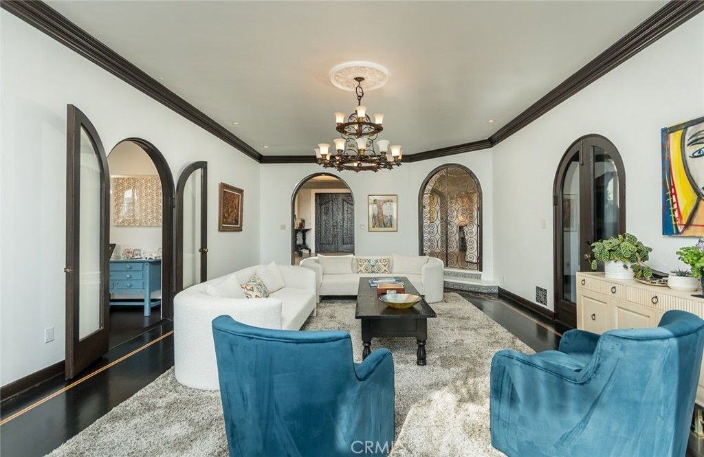 Image 11 of property listing at 330 Kempton Road, Glendale, CA 91202