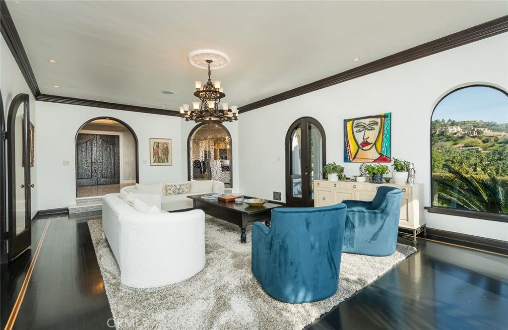 Image 12 of property listing at 330 Kempton Road, Glendale, CA 91202