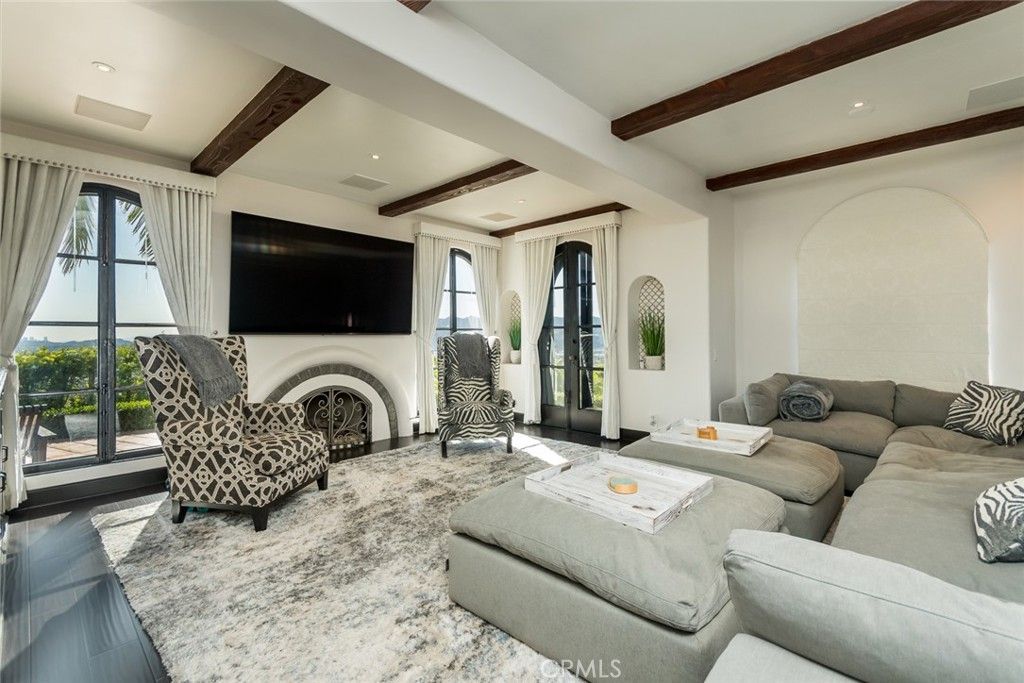 Image 13 of property listing at 330 Kempton Road, Glendale, CA 91202