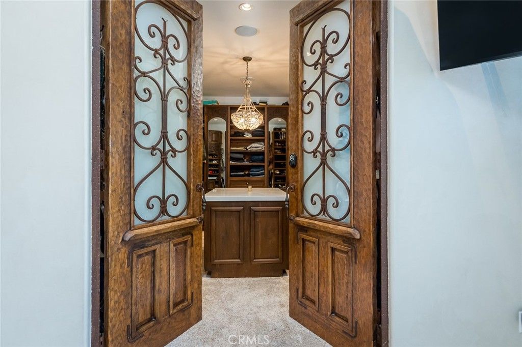 Image 25 of property listing at 330 Kempton Road, Glendale, CA 91202