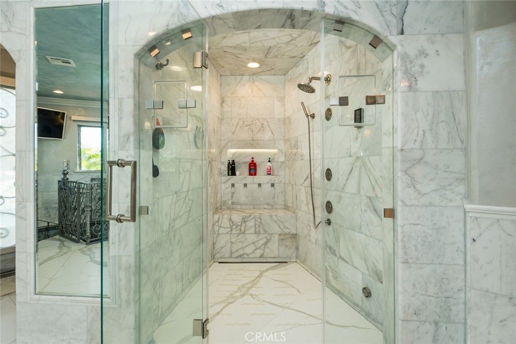 Image 32 of property listing at 330 Kempton Road, Glendale, CA 91202