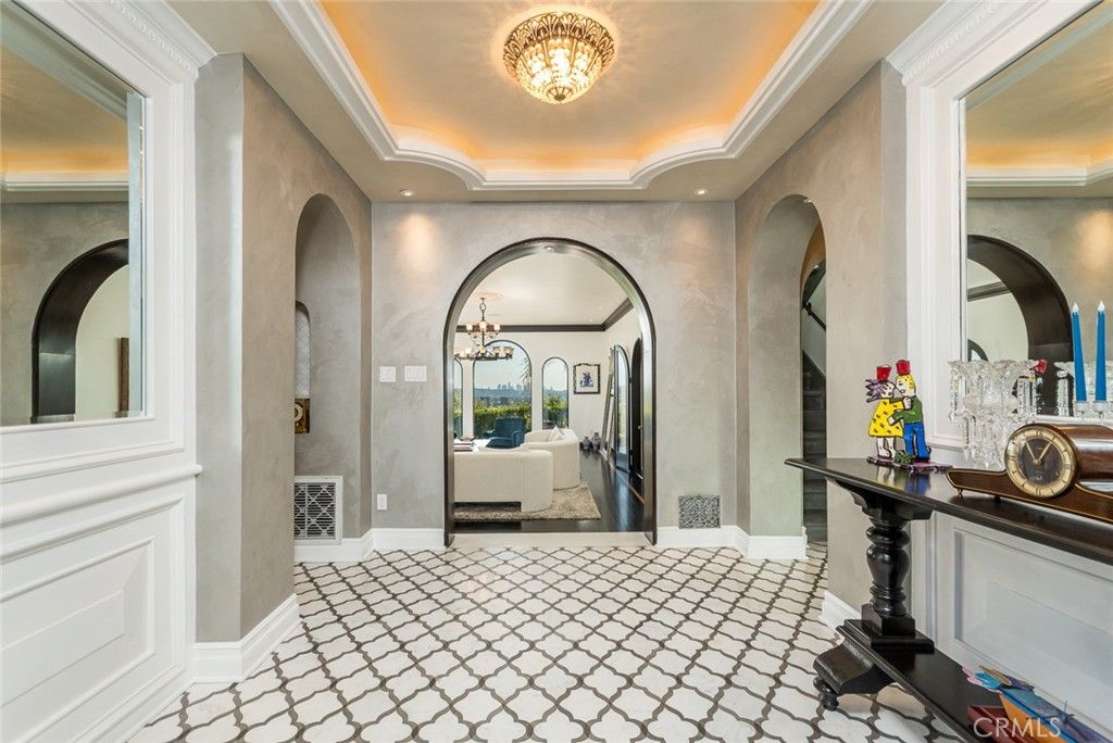 Image 4 of property listing at 330 Kempton Road, Glendale, CA 91202