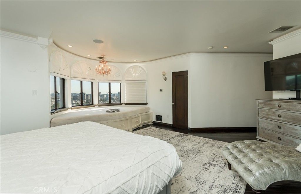 Image 48 of property listing at 330 Kempton Road, Glendale, CA 91202