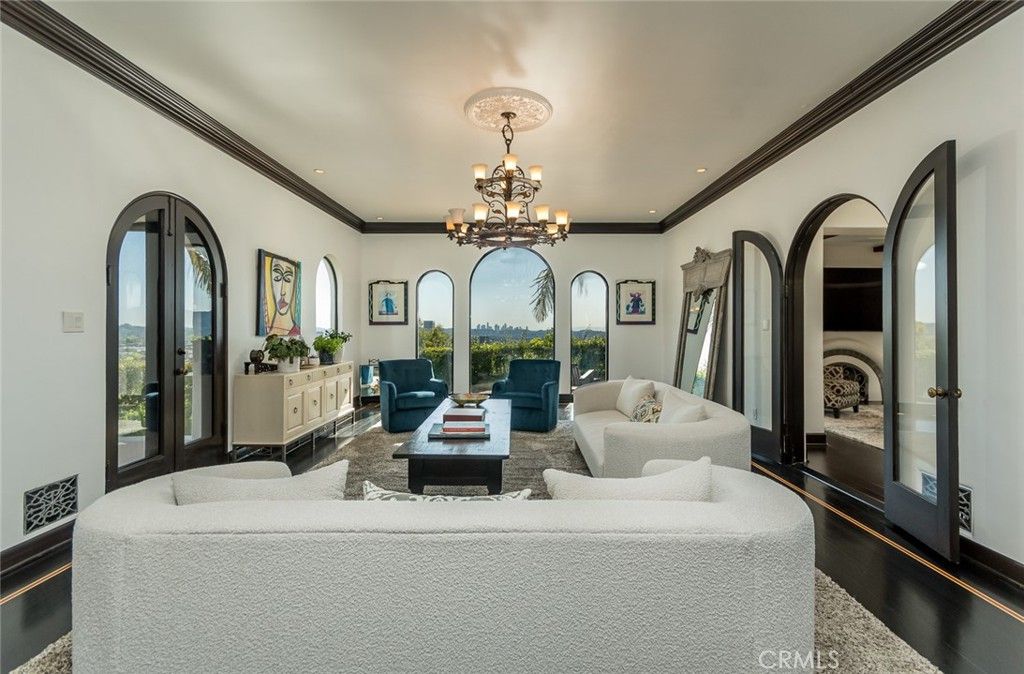 Image 6 of property listing at 330 Kempton Road, Glendale, CA 91202