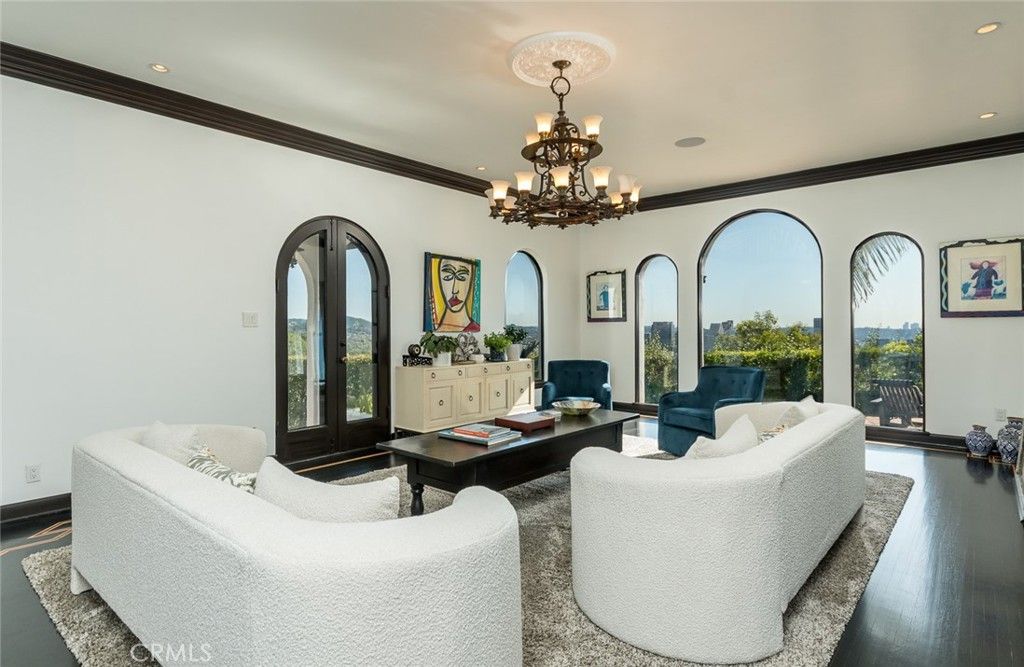 Image 7 of property listing at 330 Kempton Road, Glendale, CA 91202