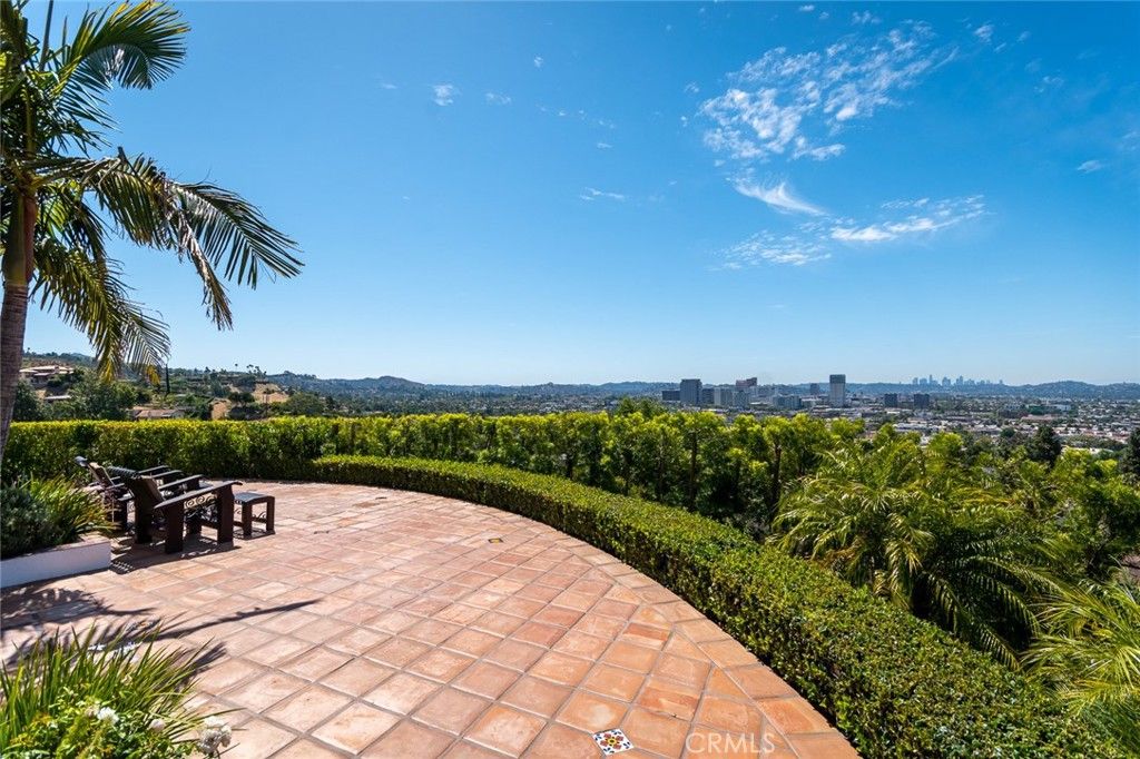 Image 70 of property listing at 330 Kempton Road, Glendale, CA 91202