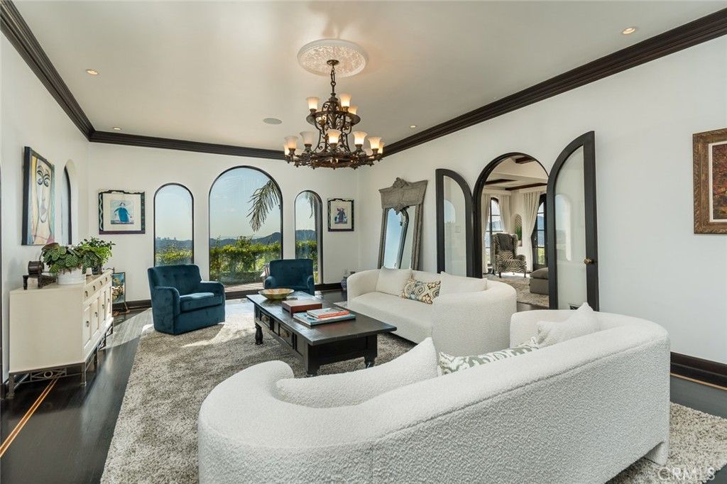 Image 9 of property listing at 330 Kempton Road, Glendale, CA 91202