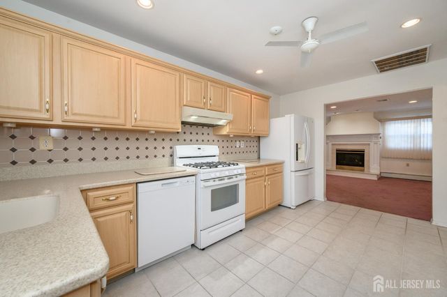 27 Bahamia Drive, Toms River, NJ 08757