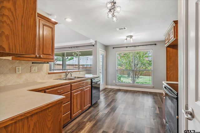 401 Amanda Court, Whitehouse, TX 75791