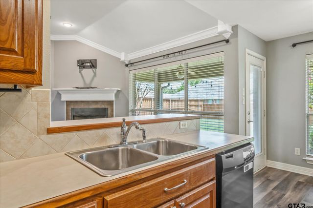 401 Amanda Court, Whitehouse, TX 75791