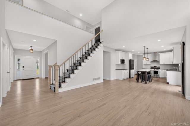 12 Kensington Lane, Poughkeepsie, NY 12603