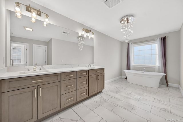 12 Kensington Lane, Poughkeepsie, NY 12603