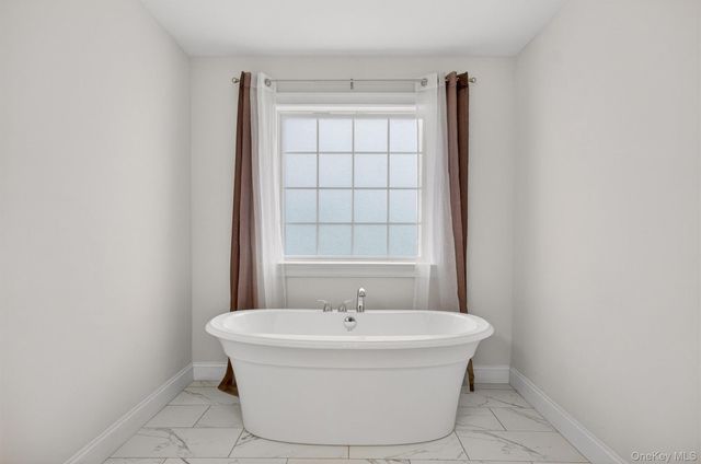 12 Kensington Lane, Poughkeepsie, NY 12603