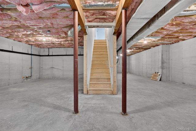 12 Kensington Lane, Poughkeepsie, NY 12603