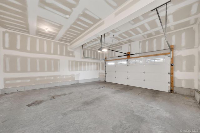 12 Kensington Lane, Poughkeepsie, NY 12603