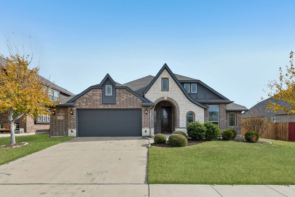 1808 Isabella Court, Glenn Heights, TX 75154
