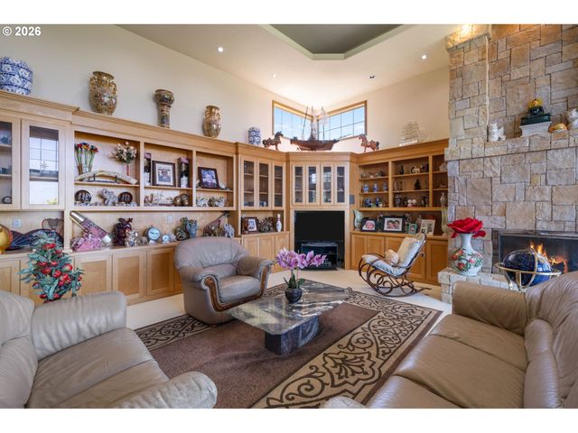 9211 Se HIGHGATE Dr, Happy Valley, OR 97086