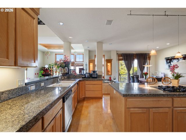 9211 Se HIGHGATE Dr, Happy Valley, OR 97086