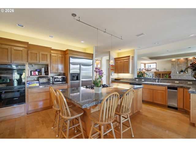 9211 Se HIGHGATE Dr, Happy Valley, OR 97086
