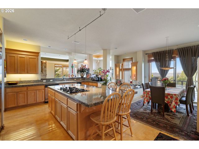 9211 Se HIGHGATE Dr, Happy Valley, OR 97086