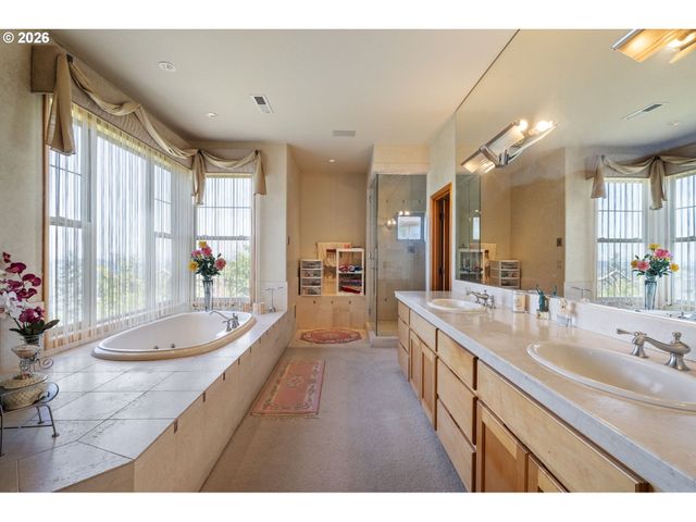 9211 Se HIGHGATE Dr, Happy Valley, OR 97086