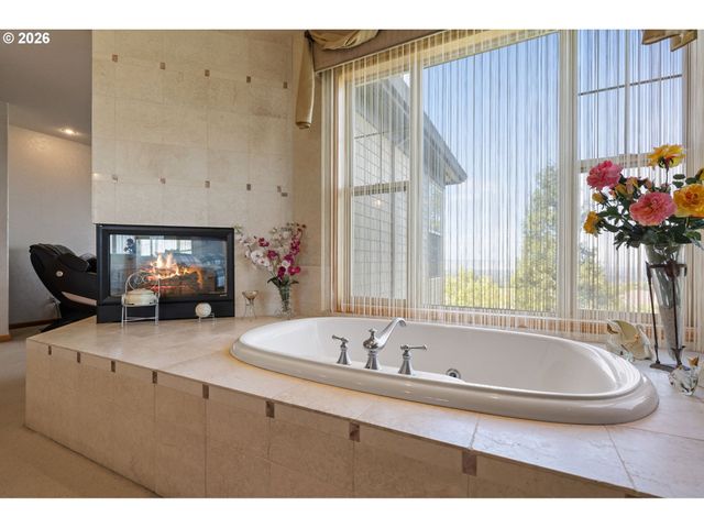 9211 Se HIGHGATE Dr, Happy Valley, OR 97086