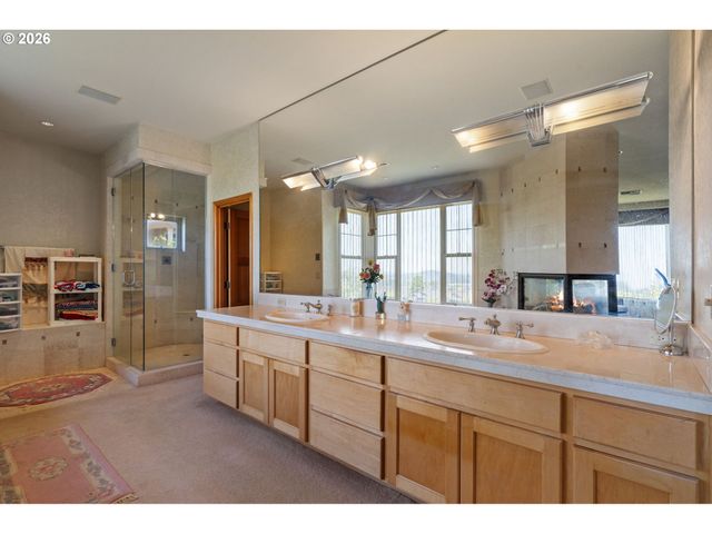 9211 Se HIGHGATE Dr, Happy Valley, OR 97086