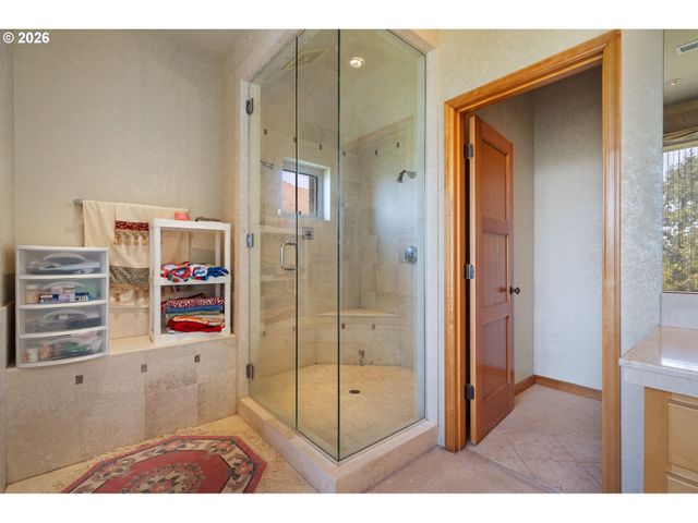9211 Se HIGHGATE Dr, Happy Valley, OR 97086