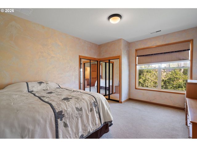 9211 Se HIGHGATE Dr, Happy Valley, OR 97086