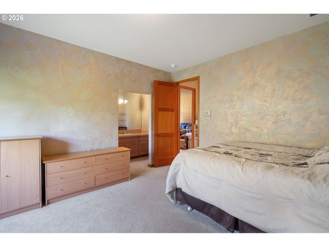 9211 Se HIGHGATE Dr, Happy Valley, OR 97086
