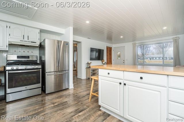 2762 Emmons Avenue, Rochester Hills, MI 48307