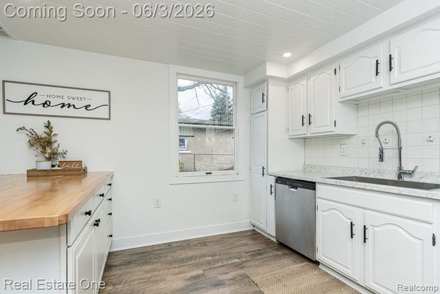 2762 Emmons Avenue, Rochester Hills, MI 48307