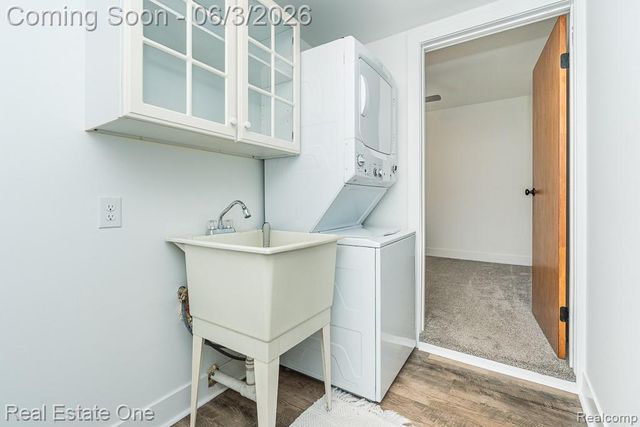 2762 Emmons Avenue, Rochester Hills, MI 48307