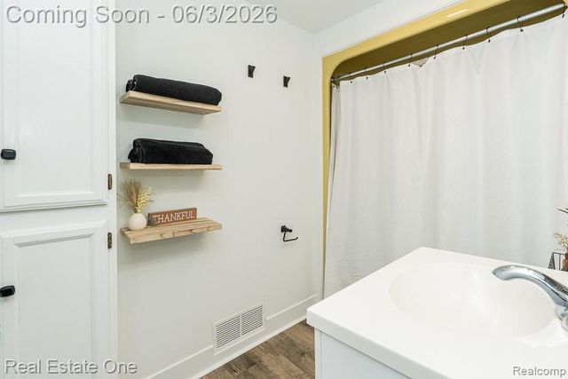 2762 Emmons Avenue, Rochester Hills, MI 48307