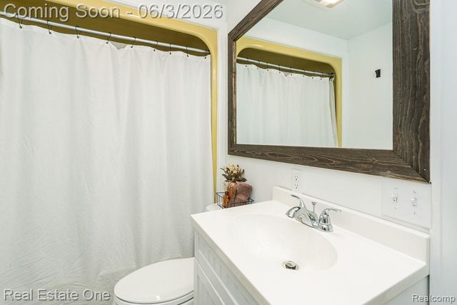 2762 Emmons Avenue, Rochester Hills, MI 48307
