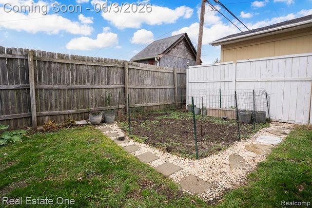 2762 Emmons Avenue, Rochester Hills, MI 48307