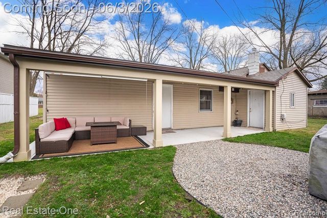 2762 Emmons Avenue, Rochester Hills, MI 48307