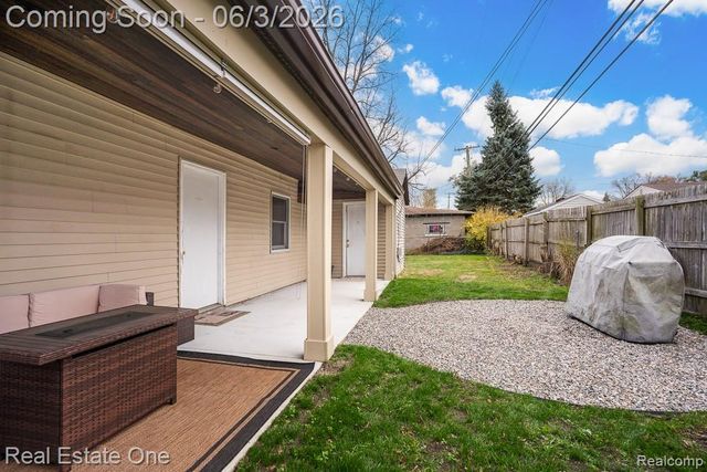 2762 Emmons Avenue, Rochester Hills, MI 48307