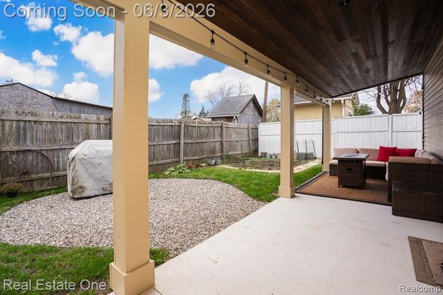 2762 Emmons Avenue, Rochester Hills, MI 48307