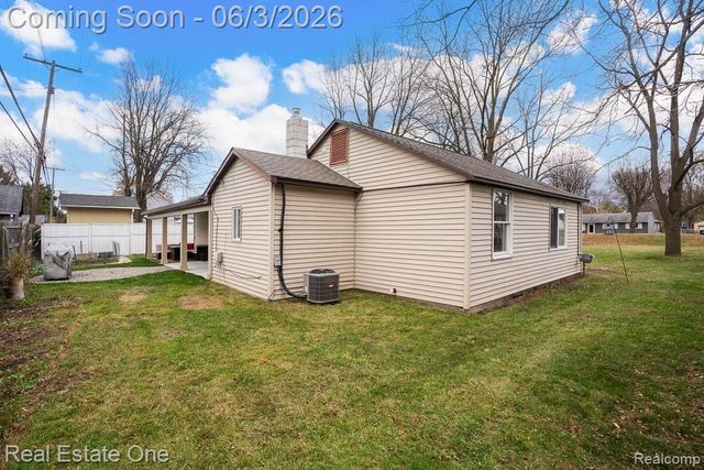 2762 Emmons Avenue, Rochester Hills, MI 48307